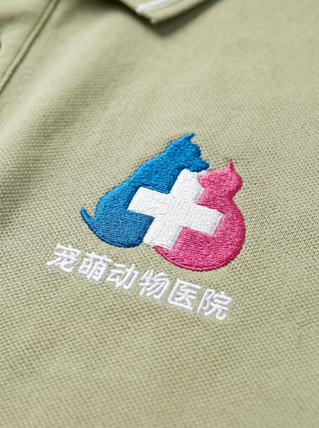 Poloshirt · Salbeigrün · Logo- und Designdetails · PM-C-111 / 2