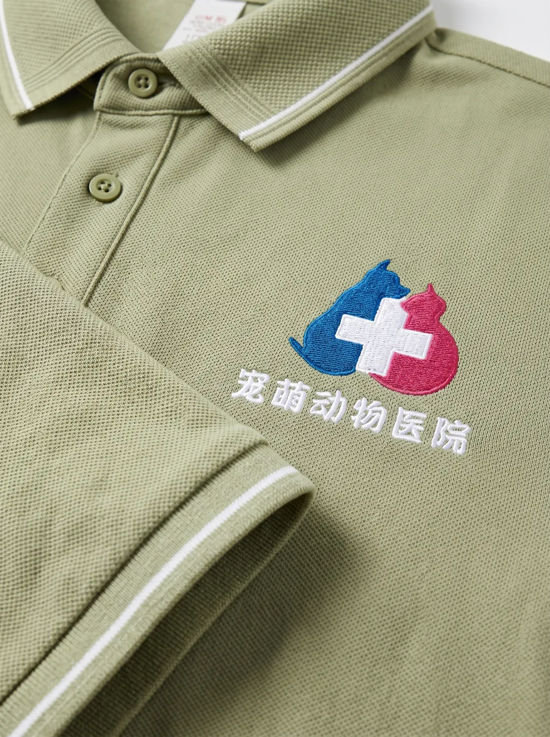 Poloshirt · Salbeigrün · Logo- und Designdetails · PM-C-111 / 6