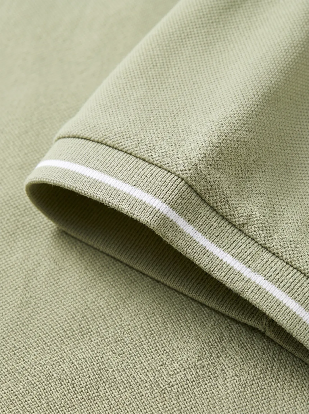 Poloshirt · Salbeigrün · Logo- und Designdetails · PM-C-111 / 5