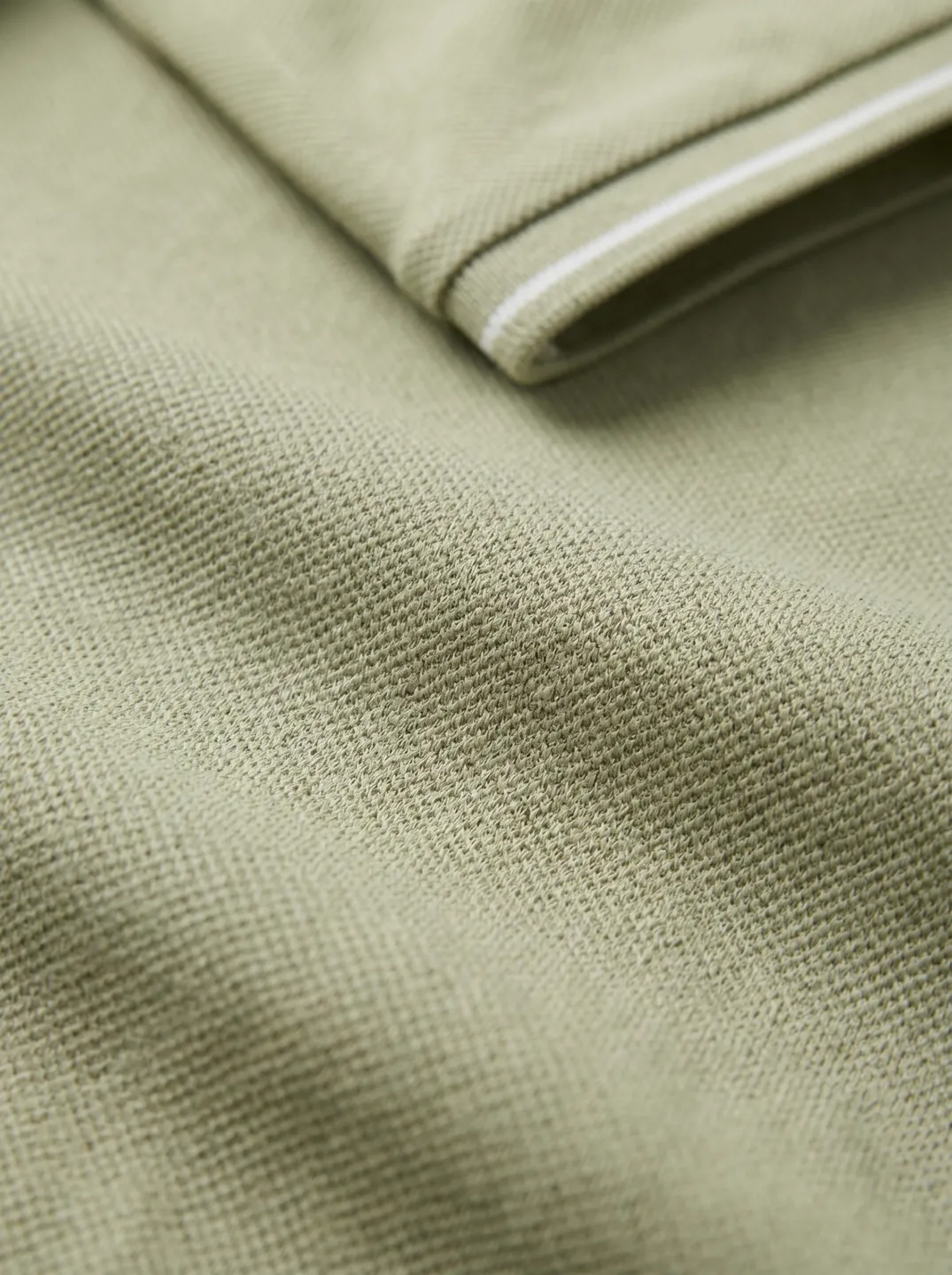 Poloshirt · Salbeigrün · Logo- und Designdetails · PM-C-111 / 4