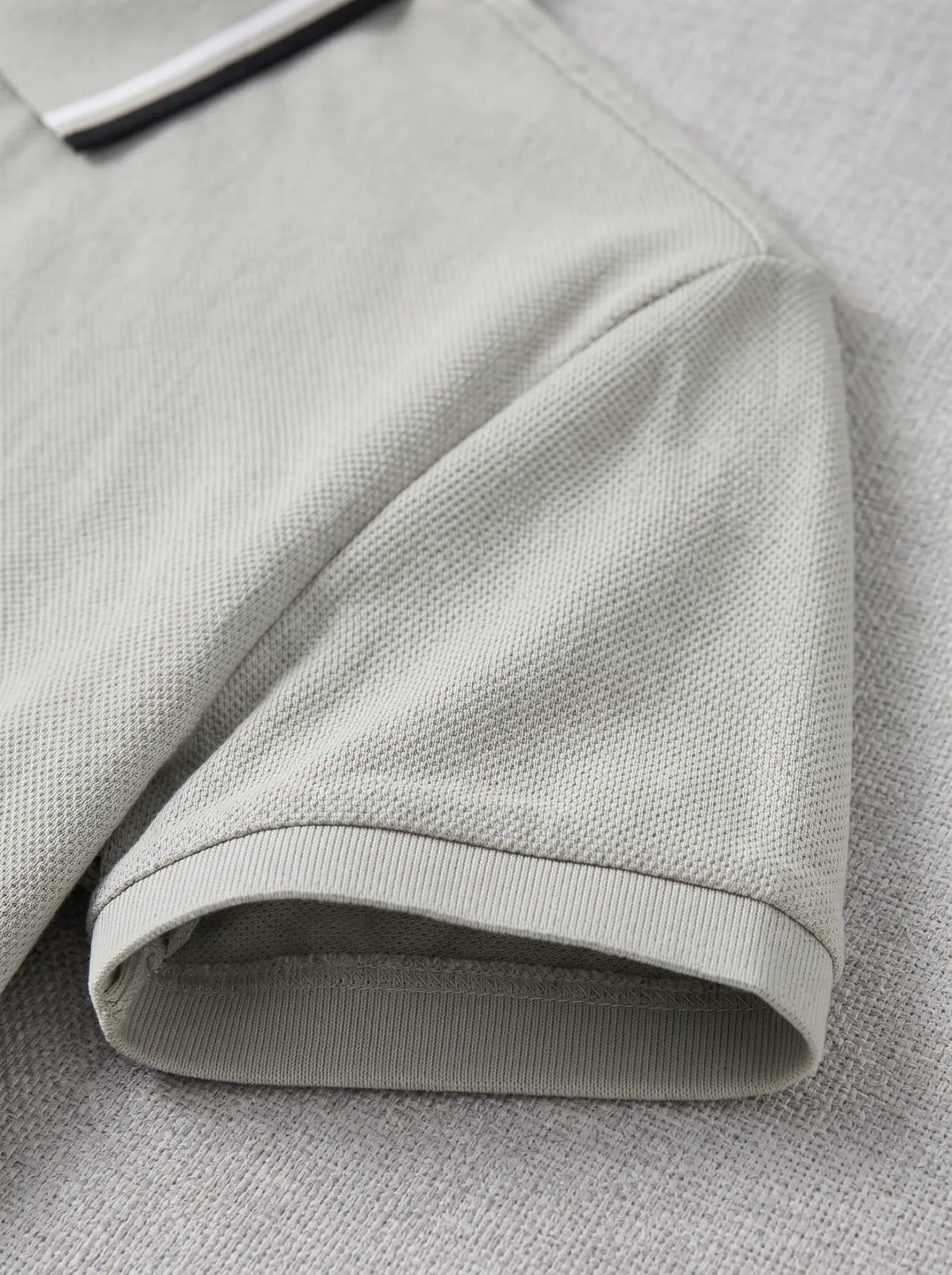 Light Grey Polo Shirt · Logo and design details · PM-C-142 / 4